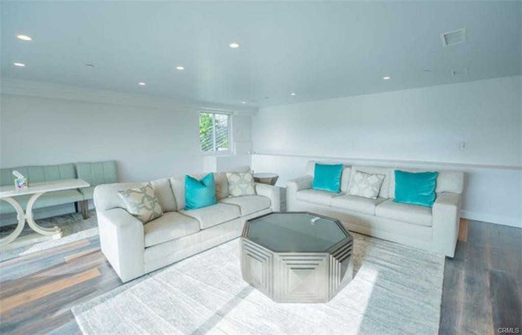 986 Oriole Dr - Photo 2 of 8