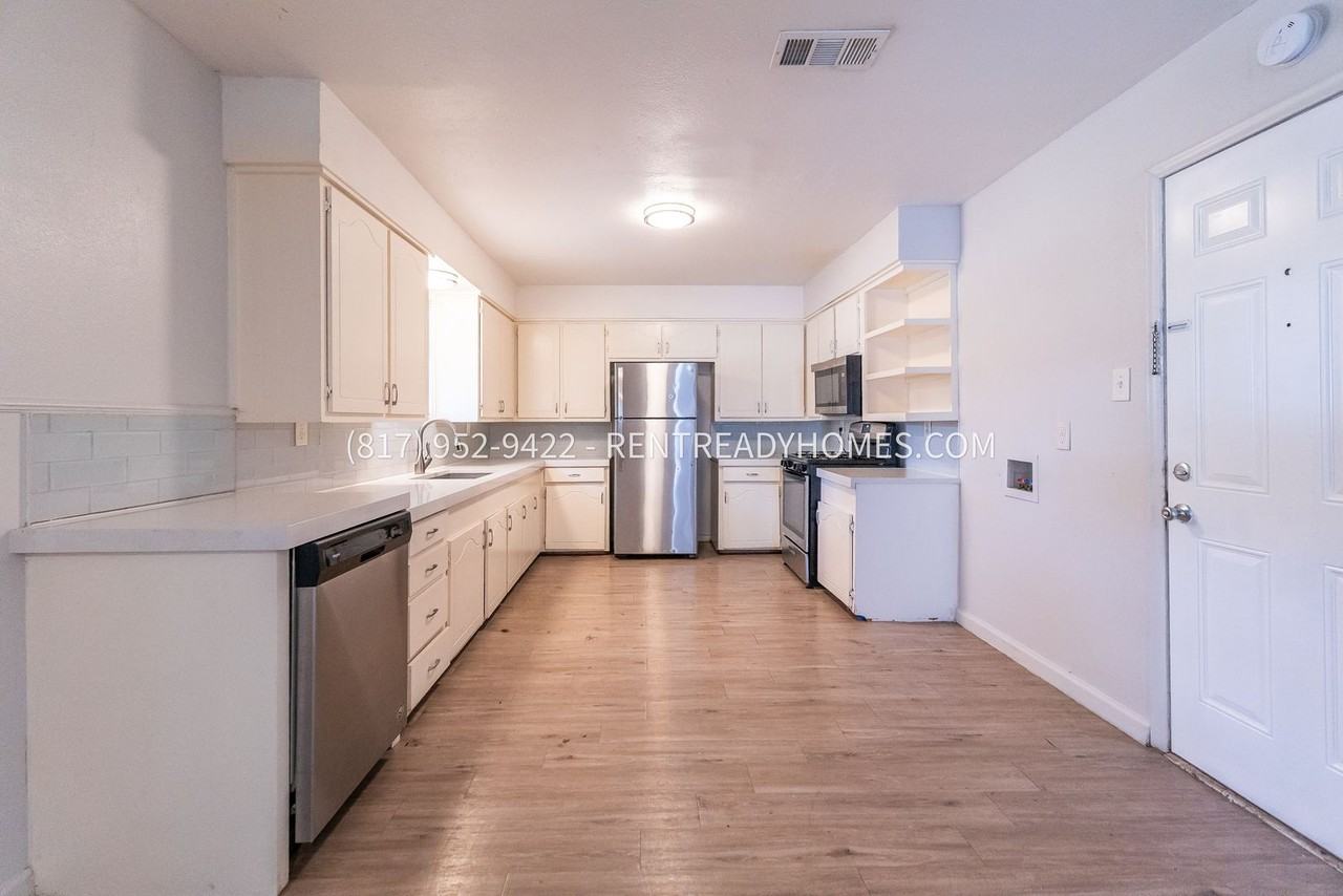 1125 Tosch Ln - Photo 4 of 14