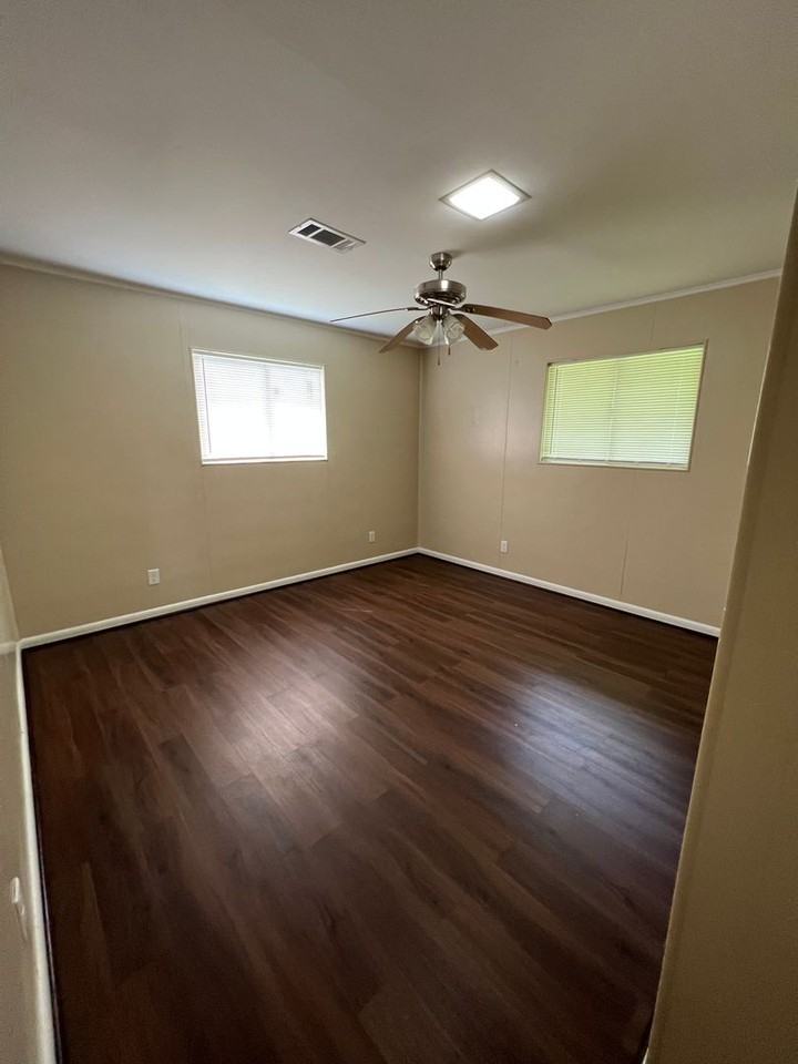 1549 Green Avenue - Photo 3 of 12