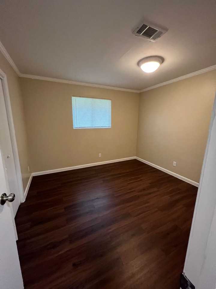 1549 Green Avenue - Photo 4 of 12