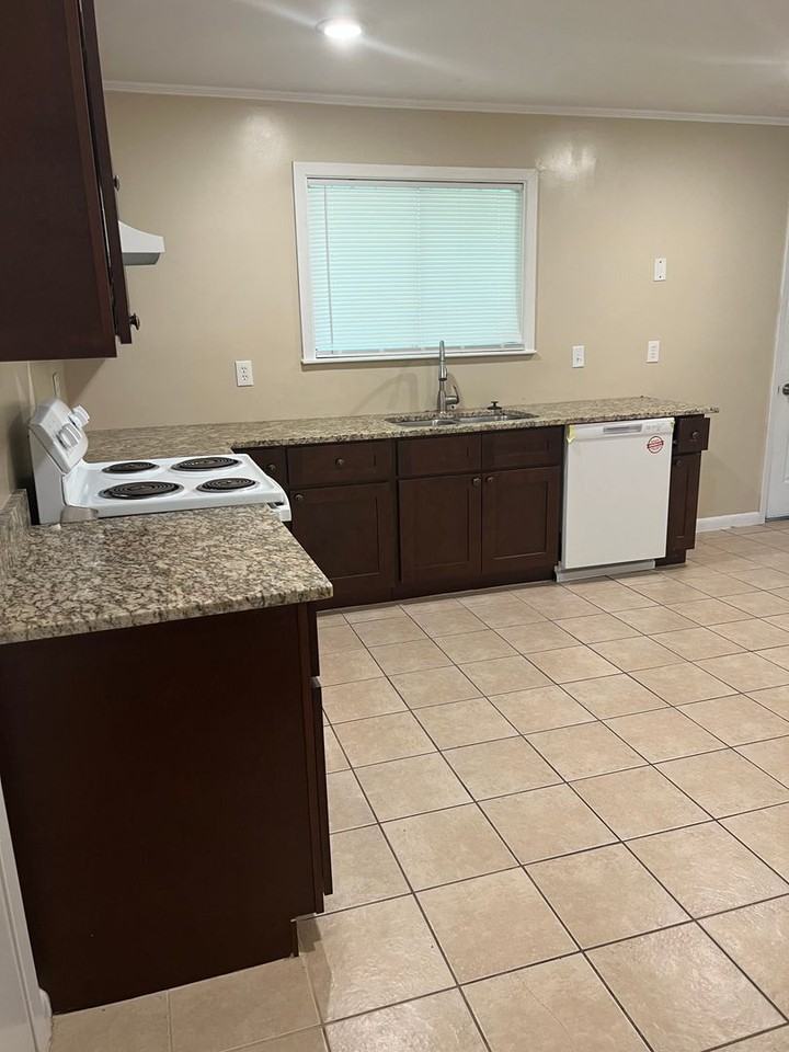 1549 Green Avenue - Photo 6 of 12