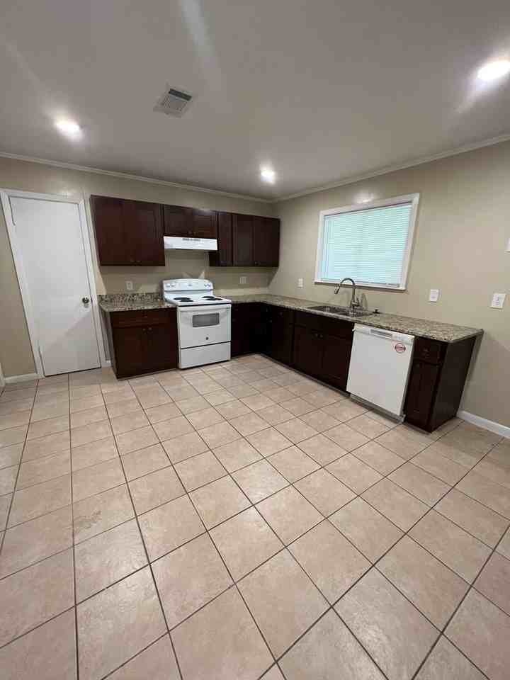 1549 Green Avenue - Photo 7 of 12