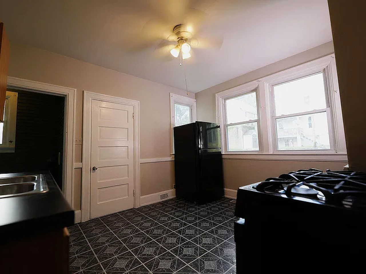 910 South 25th Street - Photo 7 of 8