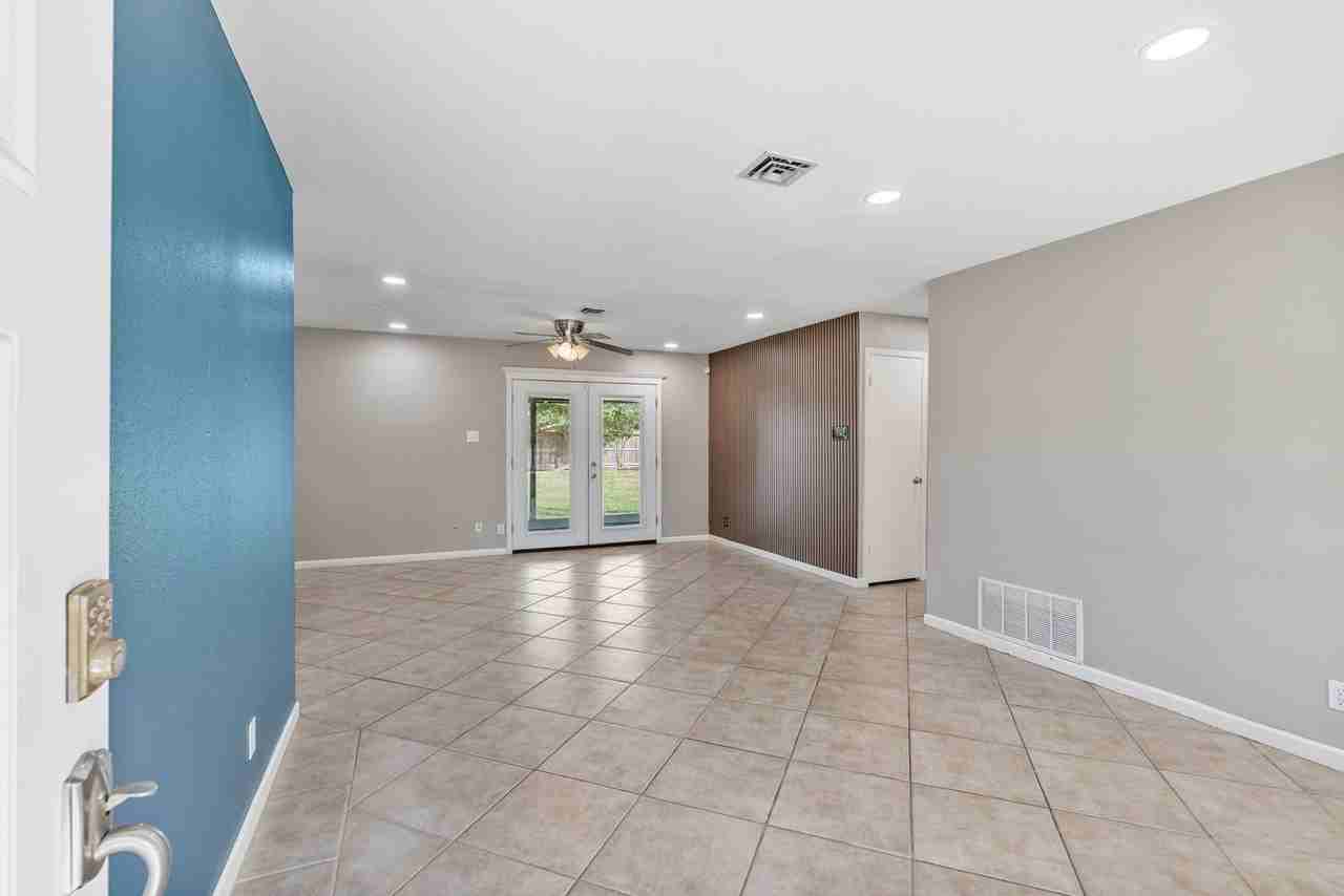 513 Greenway Dr - Photo 2 of 23