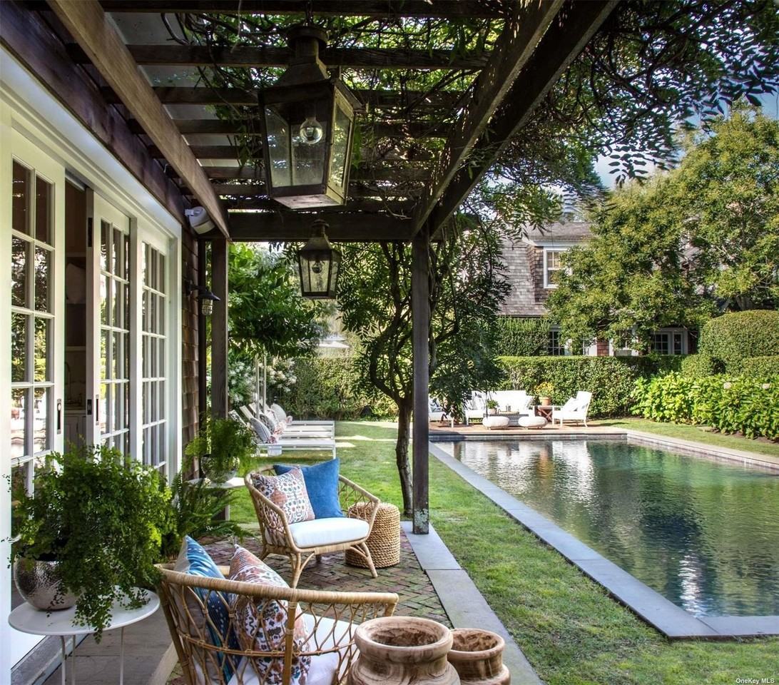 47 Huntting Ln - Photo 3 of 5