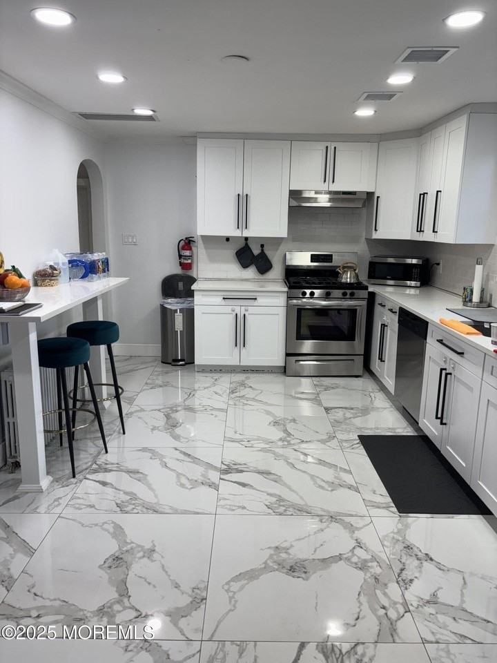 295 Roosevelt Avenue - Photo 4 of 16