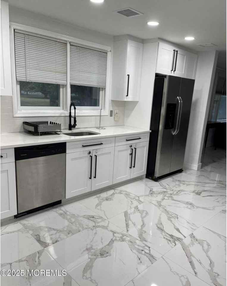 295 Roosevelt Avenue - Photo 5 of 16