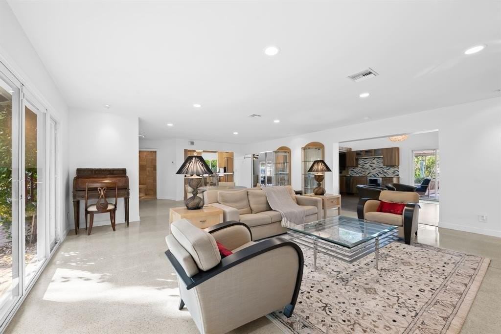 2809 Northeast 25th Street - Photo 5 of 16