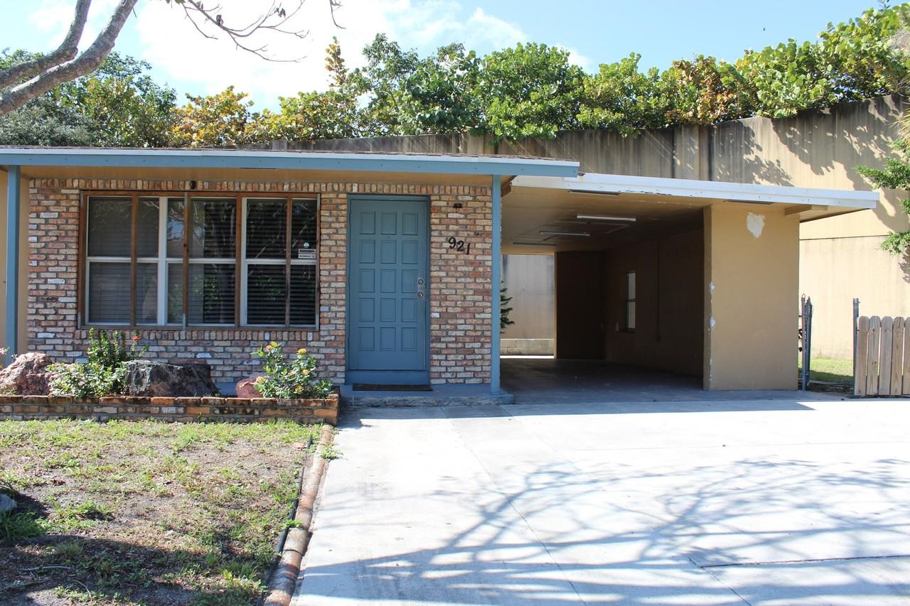 921 Pine Terrace - Photo 2 of 10