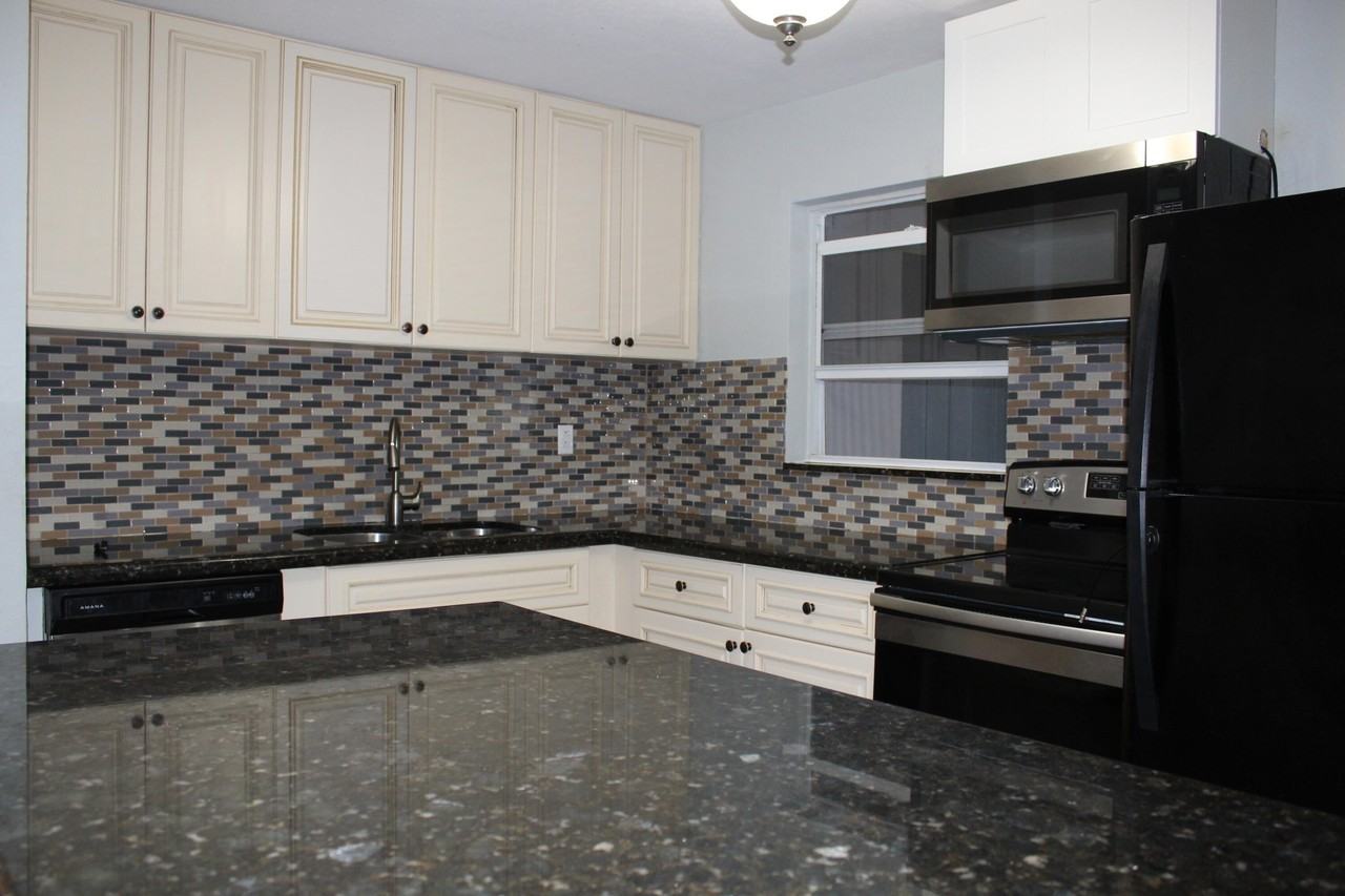 921 Pine Terrace - Photo 3 of 10