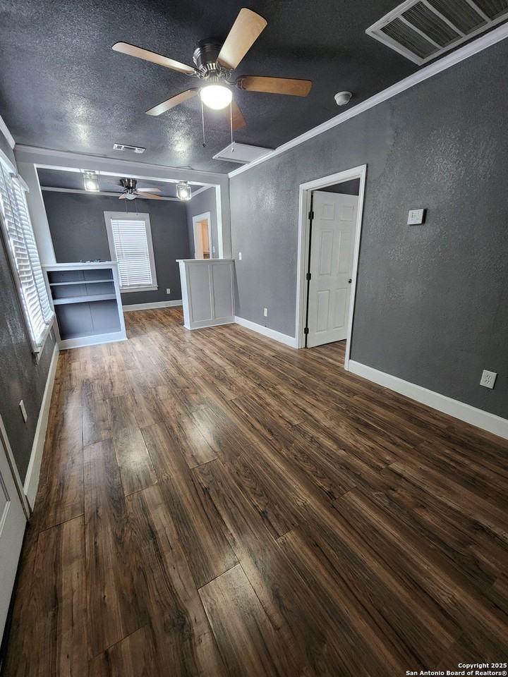 930 E Grayson St Apt 4 #4 - Photo 2 of 14