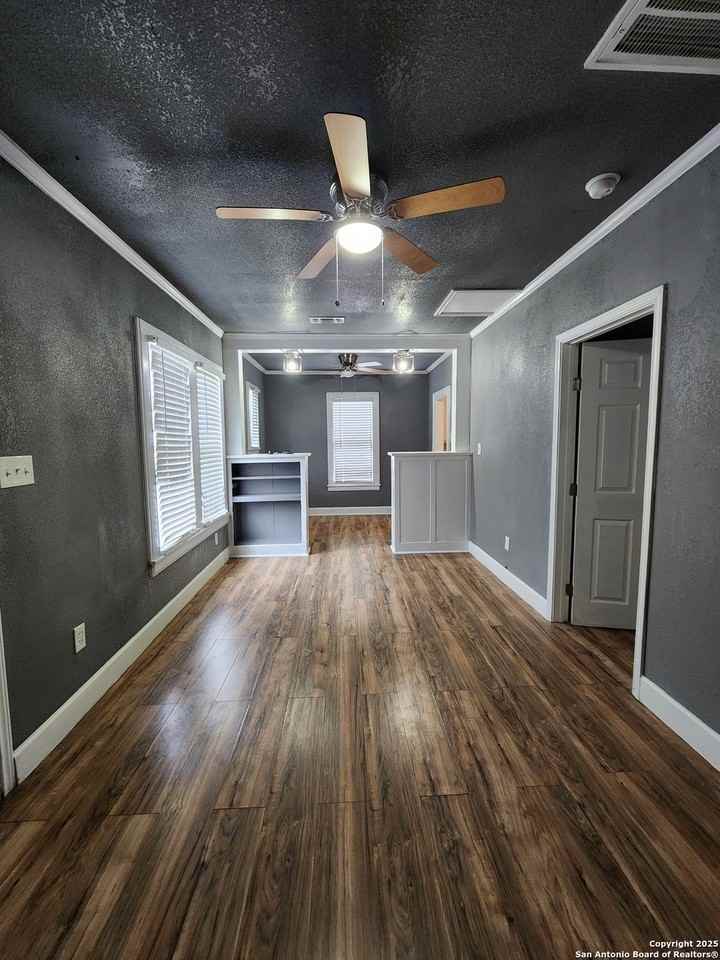 930 E Grayson St Apt 4 #4 - Photo 3 of 14