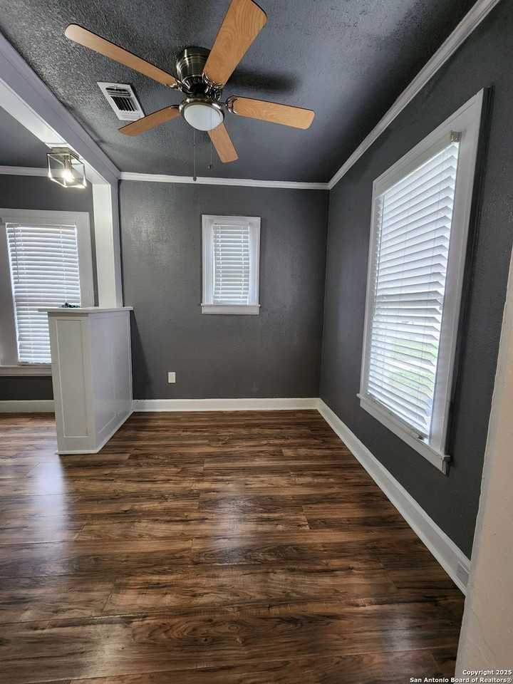 930 E Grayson St Apt 4 #4 - Photo 5 of 14