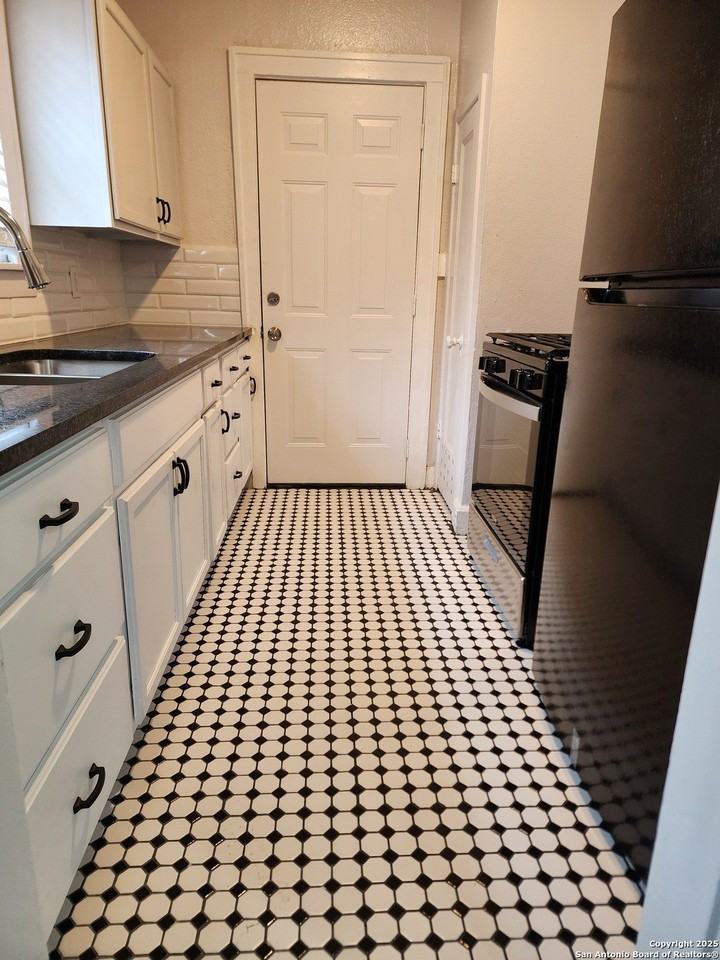 930 E Grayson St Apt 4 #4 - Photo 6 of 14