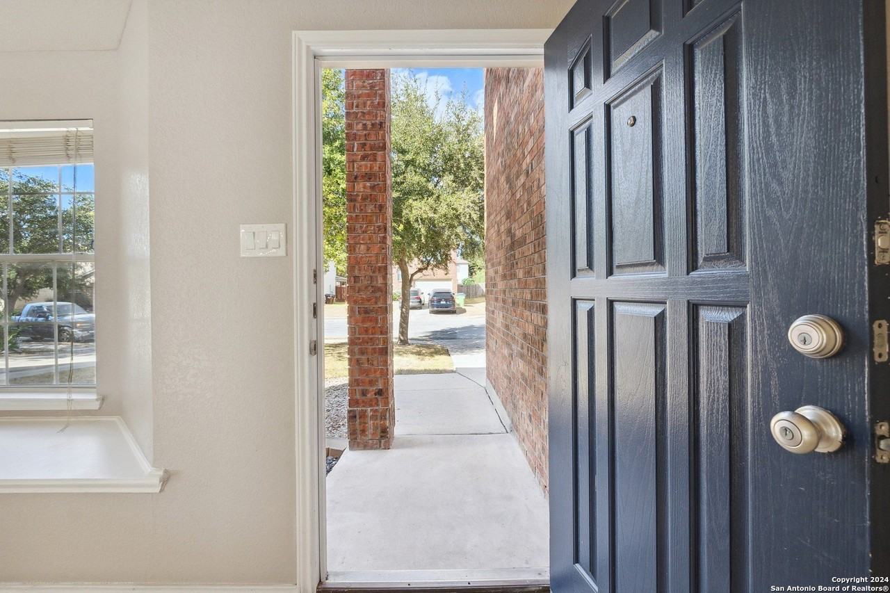 11054 Barclay Pt - Photo 4 of 36