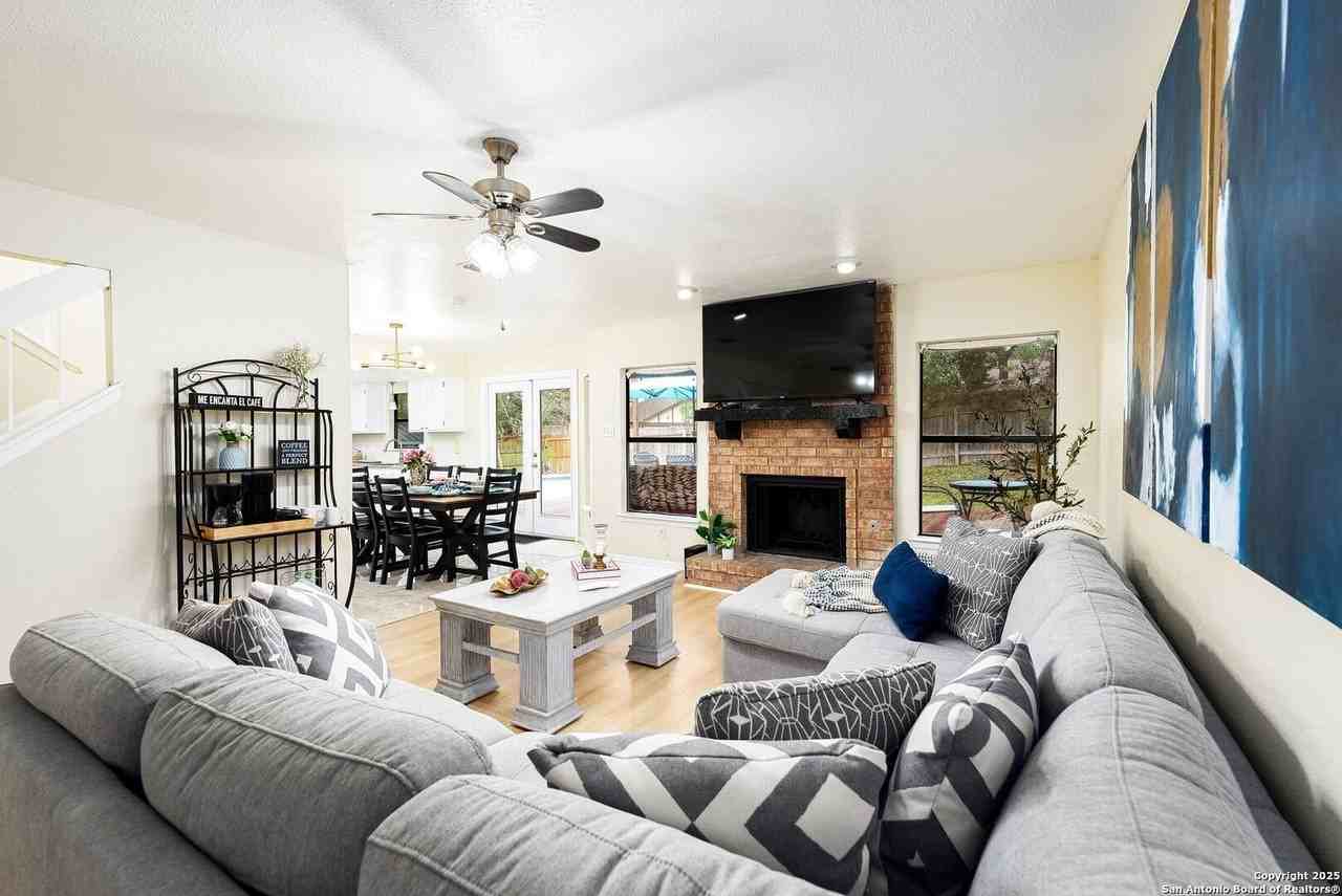 8410 Oak Fence St - Photo 4 of 50