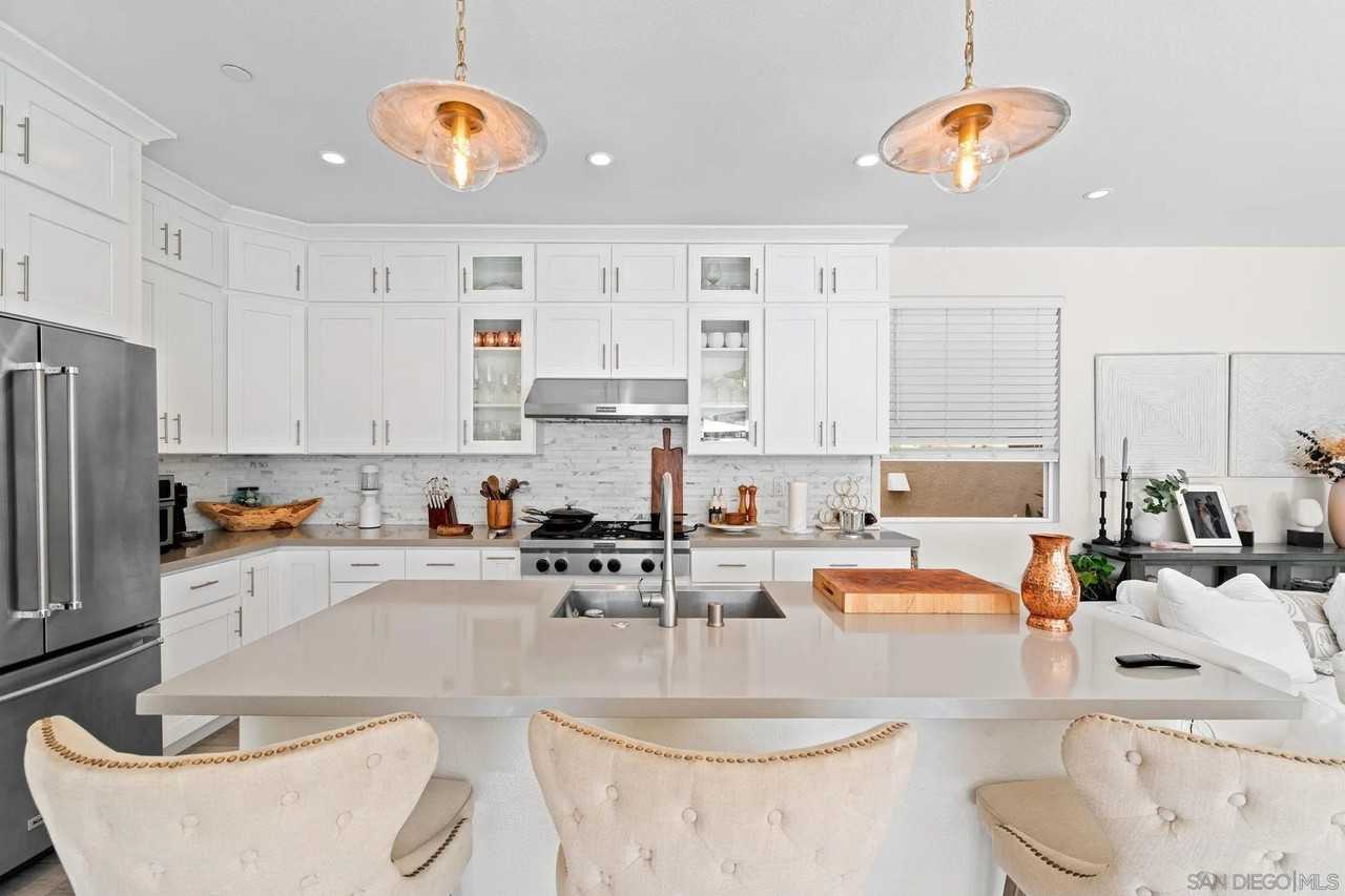 835 Vera St - Photo 4 of 38