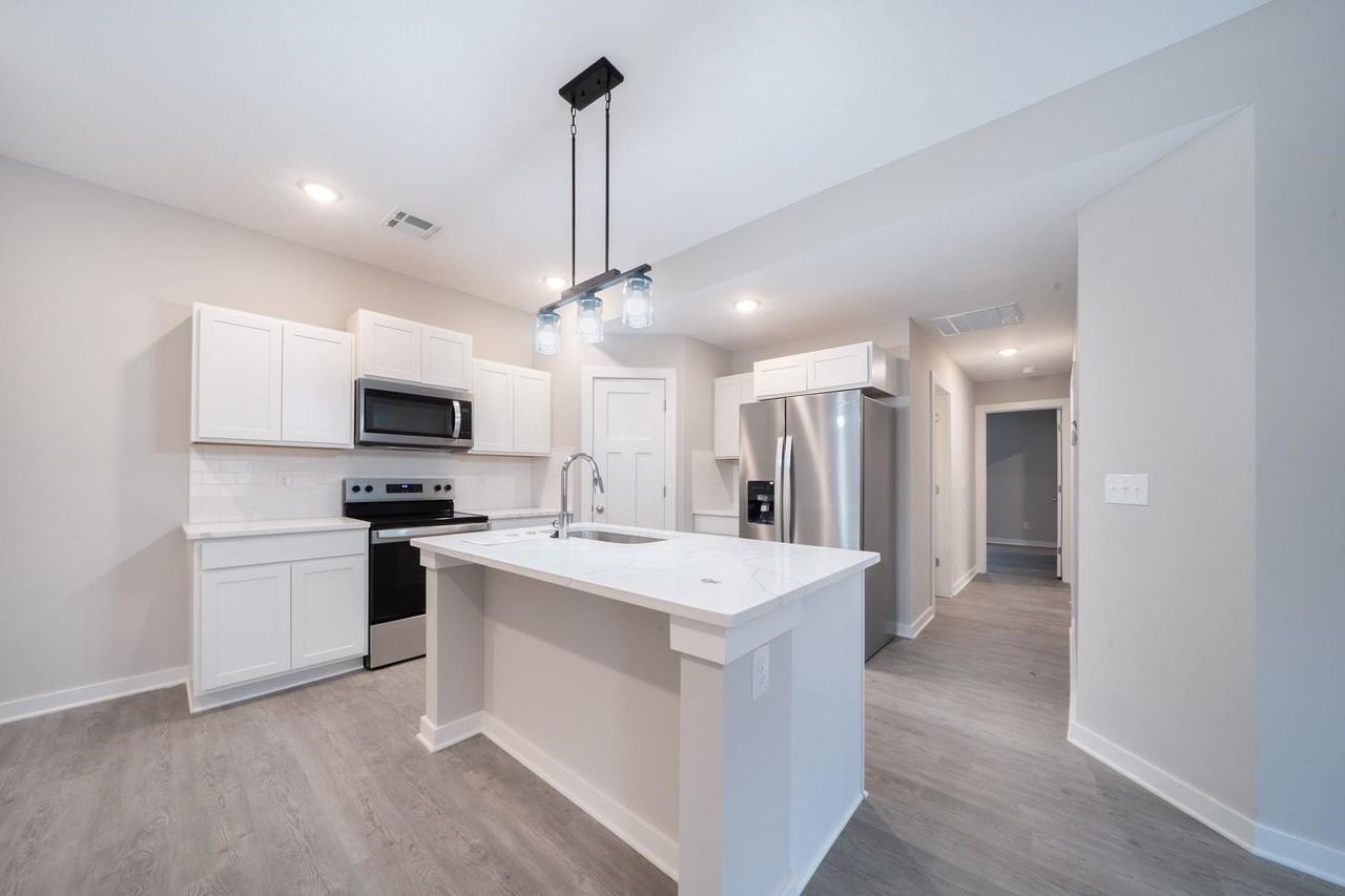 16912 W Lawson St - Photo 4 of 24