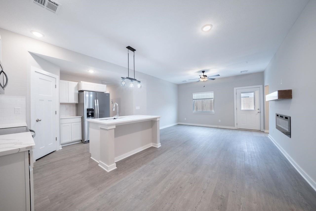 16912 W Lawson St - Photo 5 of 24