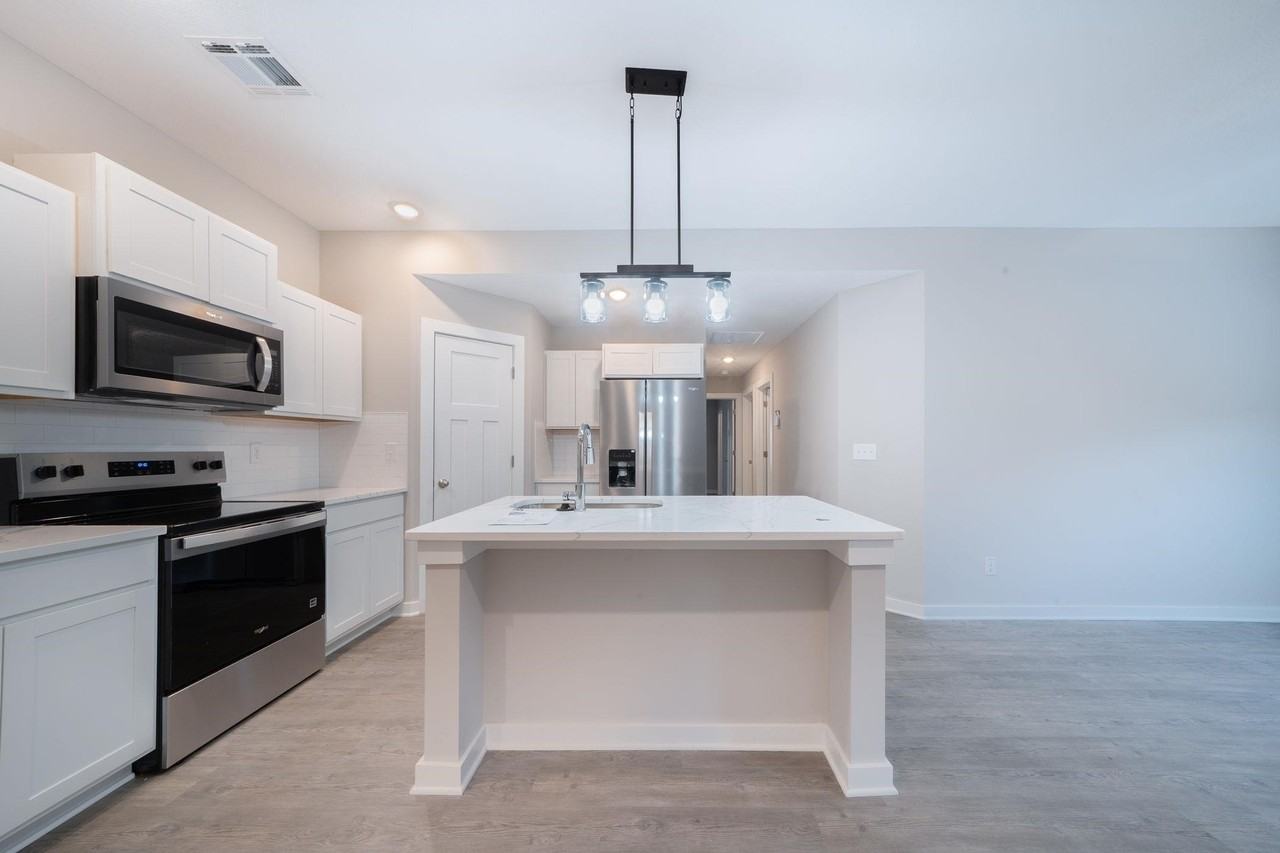 16912 W Lawson St - Photo 6 of 24