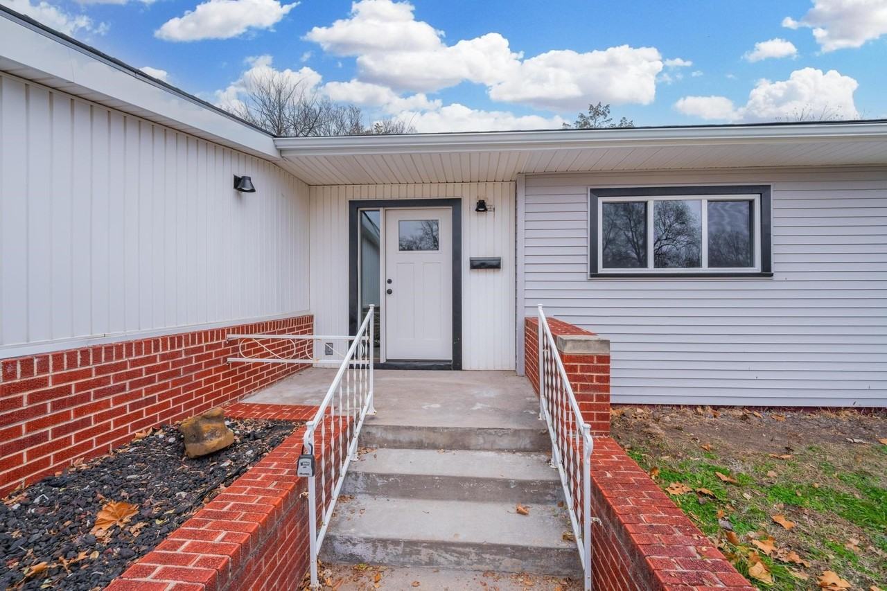 1520 N Yale Blvd - Photo 3 of 26