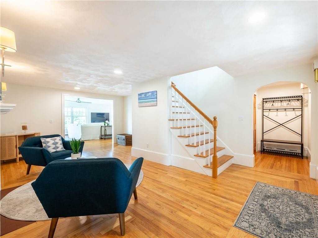 573 Wolcott Avenue - Photo 4 of 41