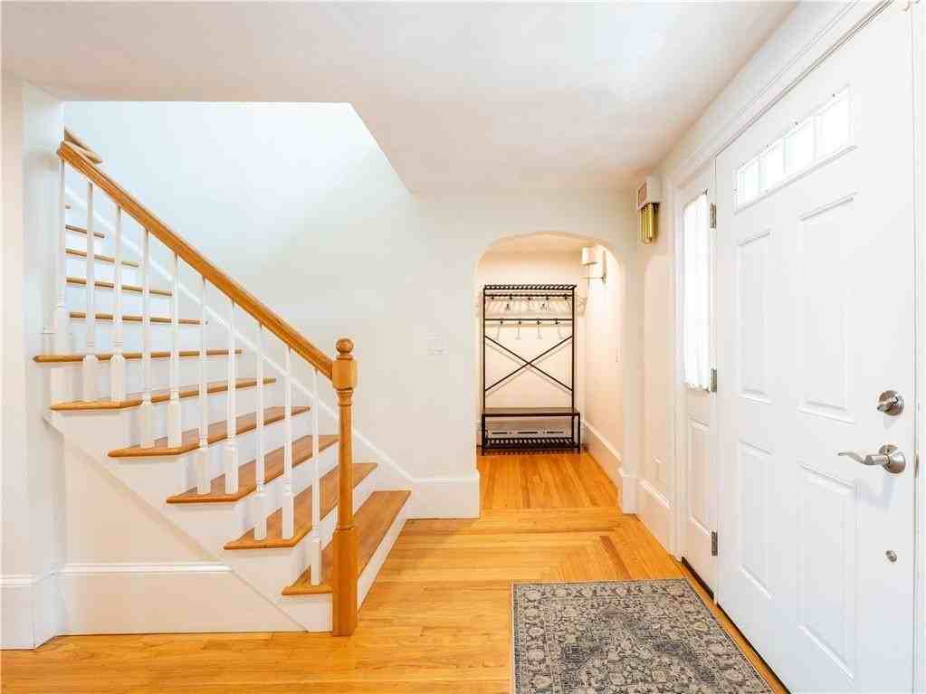 573 Wolcott Avenue - Photo 5 of 41