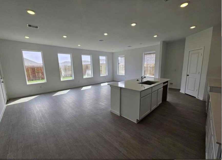 415 Robin St - Photo 4 of 9