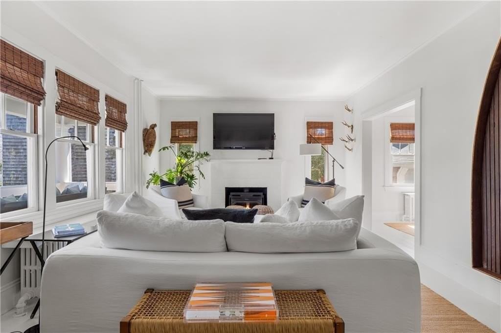 193 Coggeshall Avenue - Photo 4 of 30