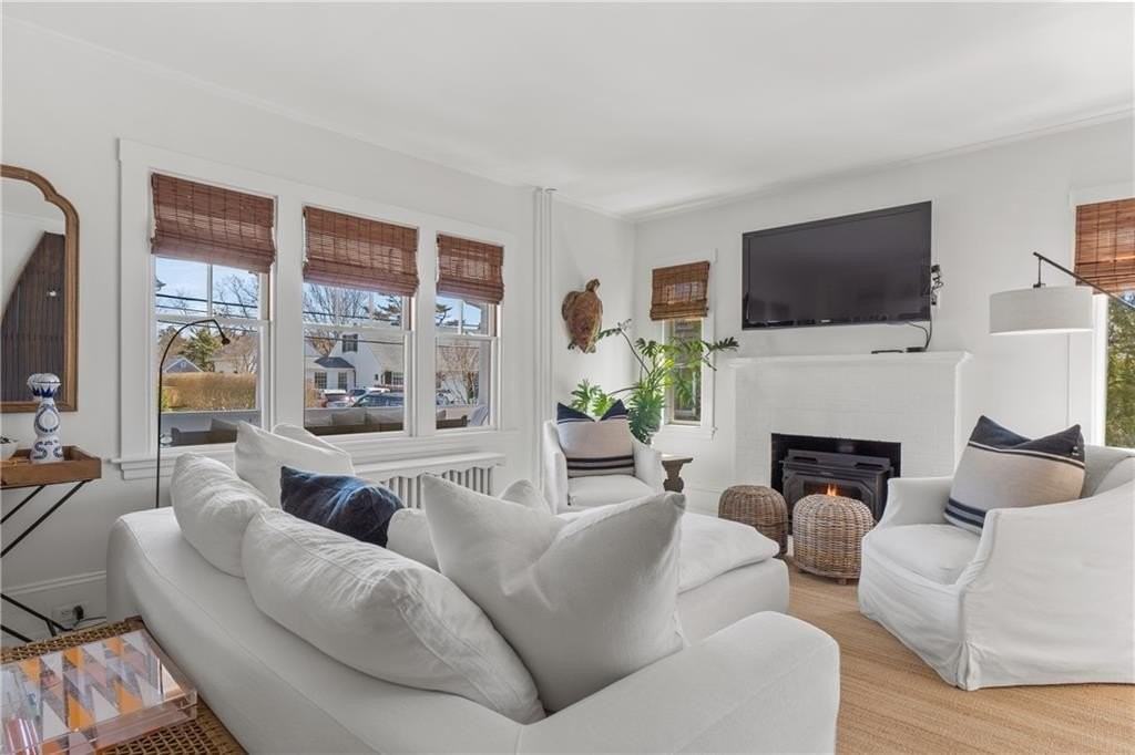 193 Coggeshall Avenue - Photo 5 of 30