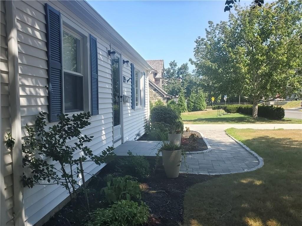 139 Coggeshall Avenue - Photo 4 of 50