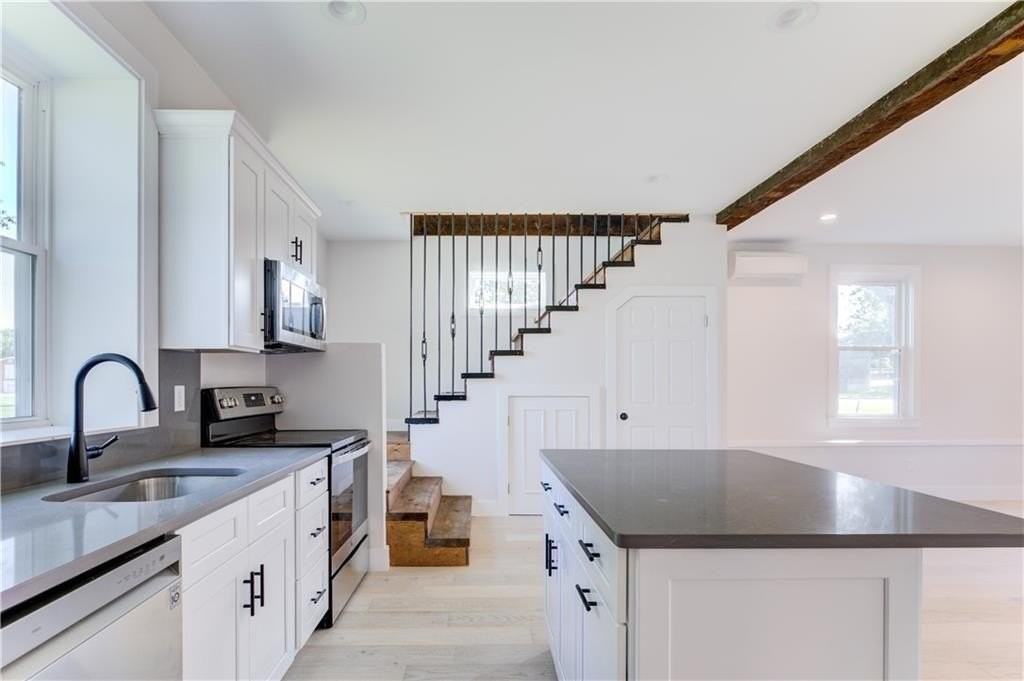 556 East Main Road - Photo 4 of 19