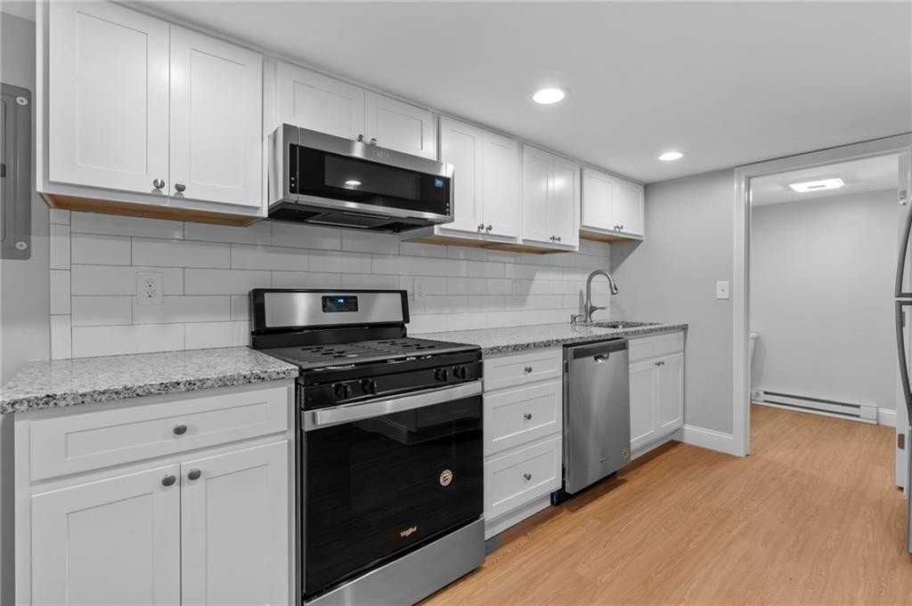 376 Arnolds Neck Drive - Photo 3 of 20