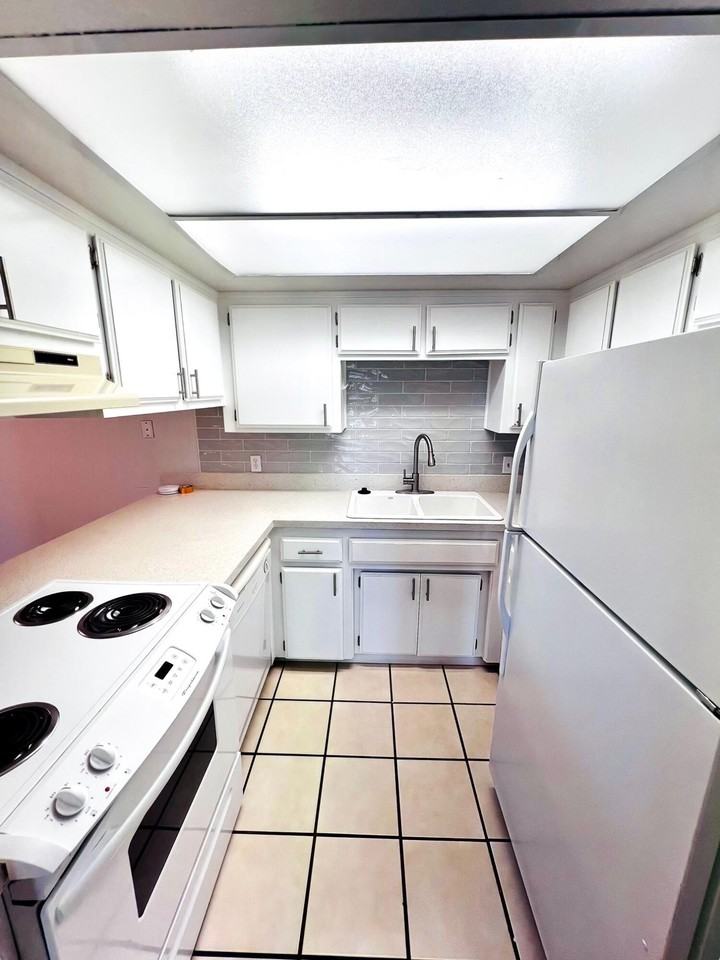 5201 Dunsmuir Rd - Photo 3 of 13