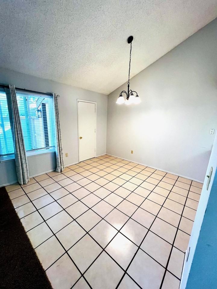 5201 Dunsmuir Rd - Photo 4 of 13