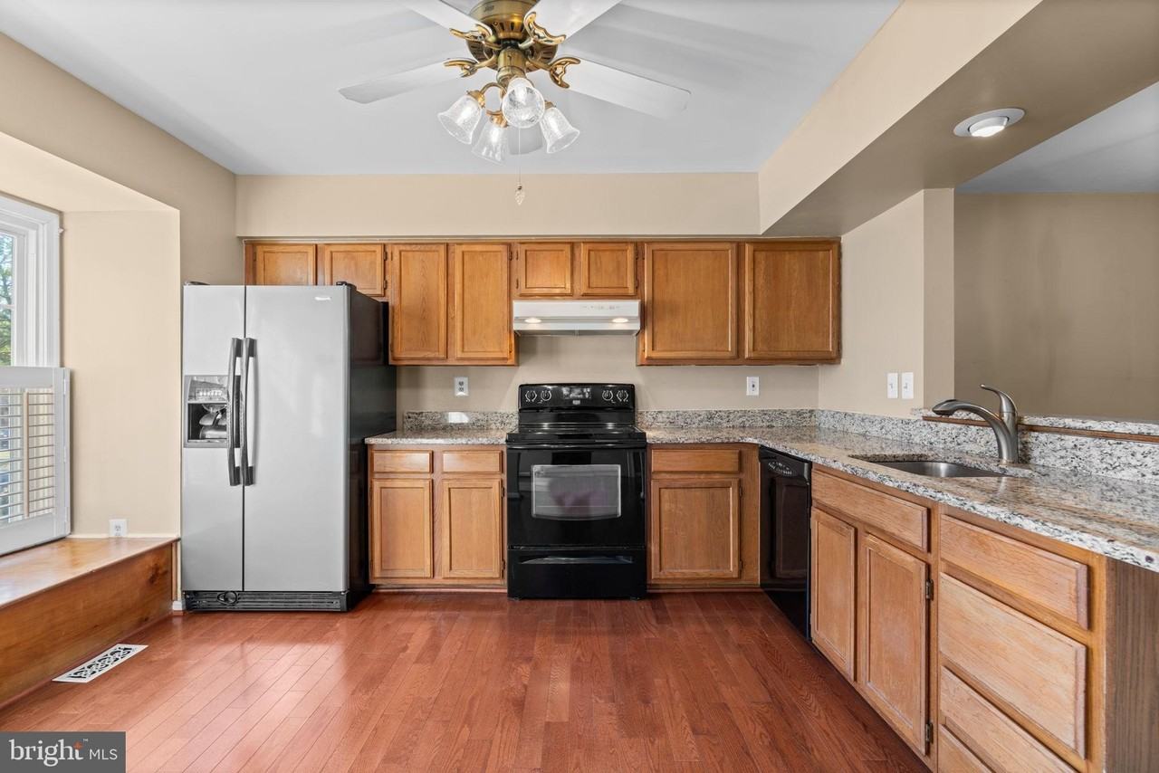 8871 Manahan Dr - Photo 6 of 30