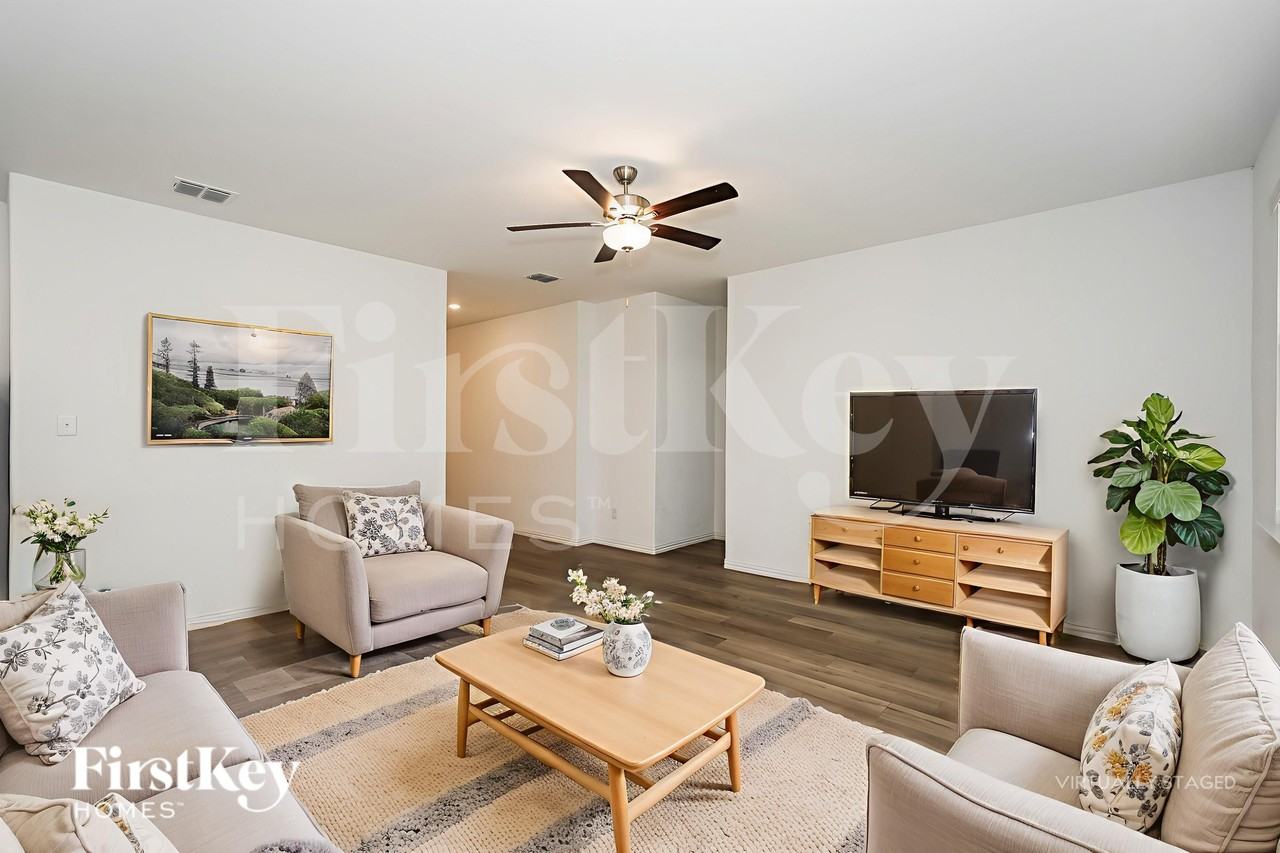 2524 Goodrich Rd - Photo 3 of 19