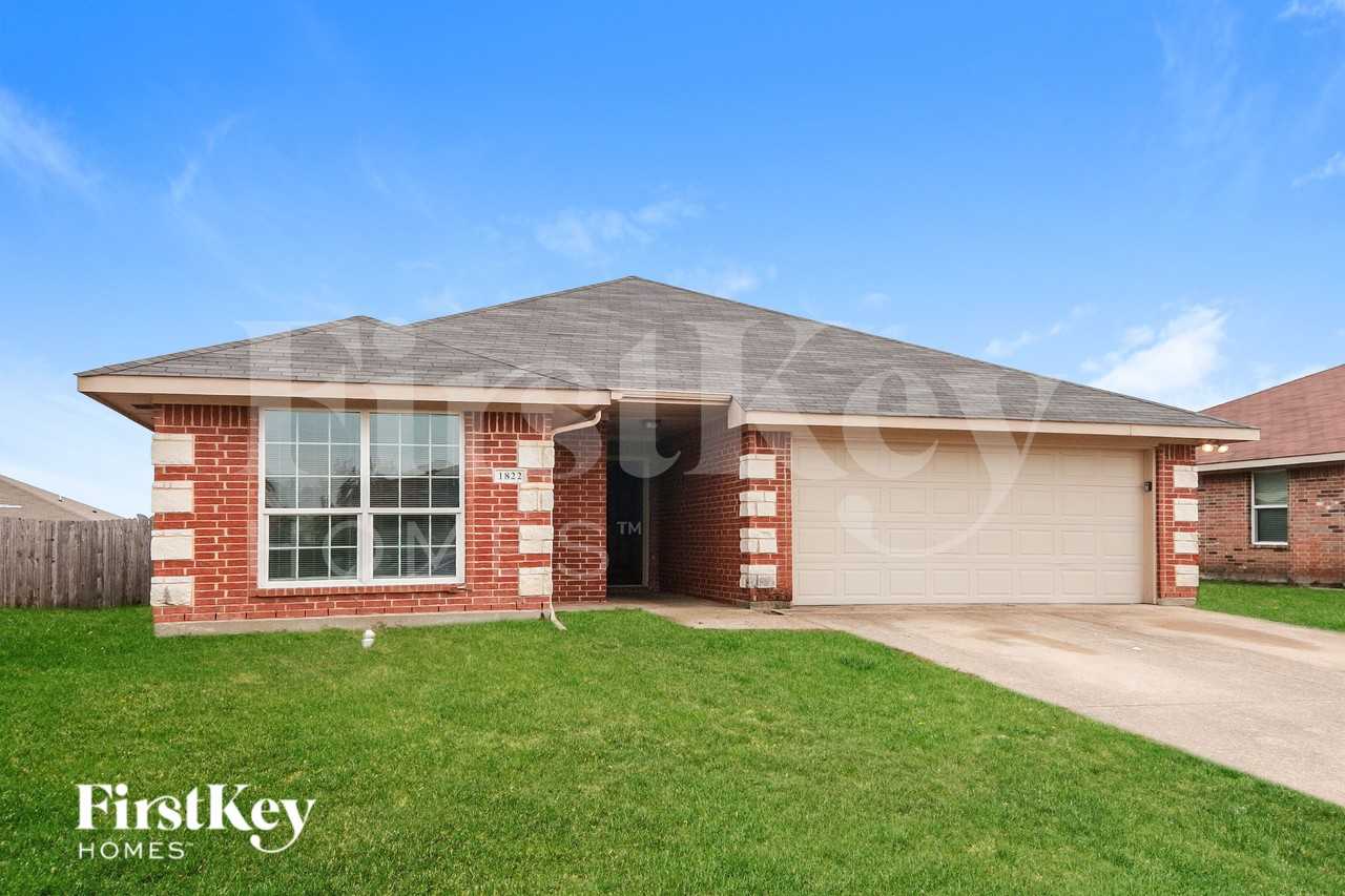 1822 Willowbrook Dr - Photo 2 of 19