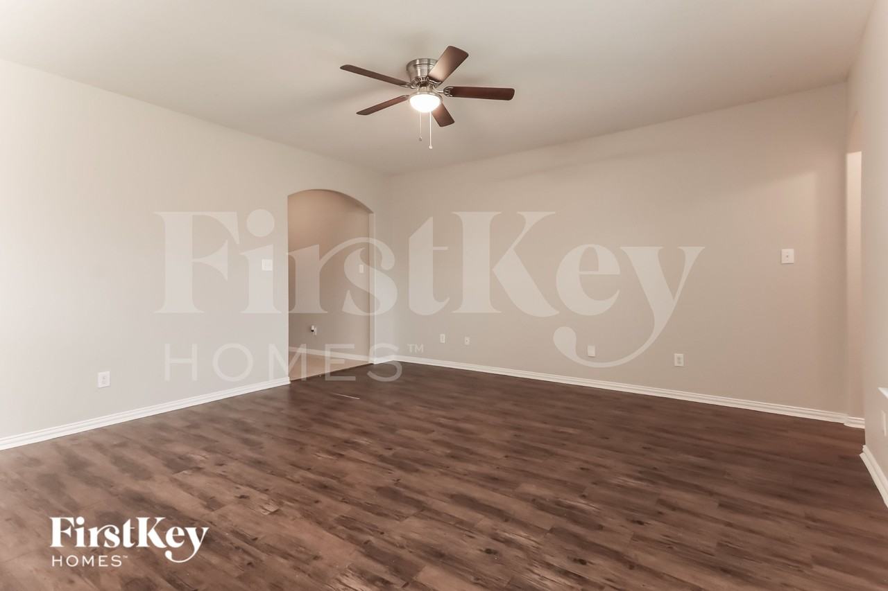 1822 Willowbrook Dr - Photo 3 of 19