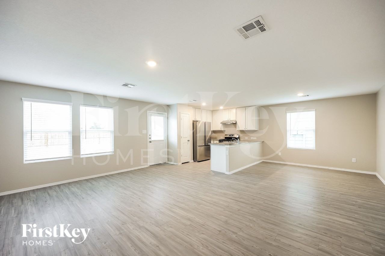 10615 Mcclintock Dr - Photo 3 of 19