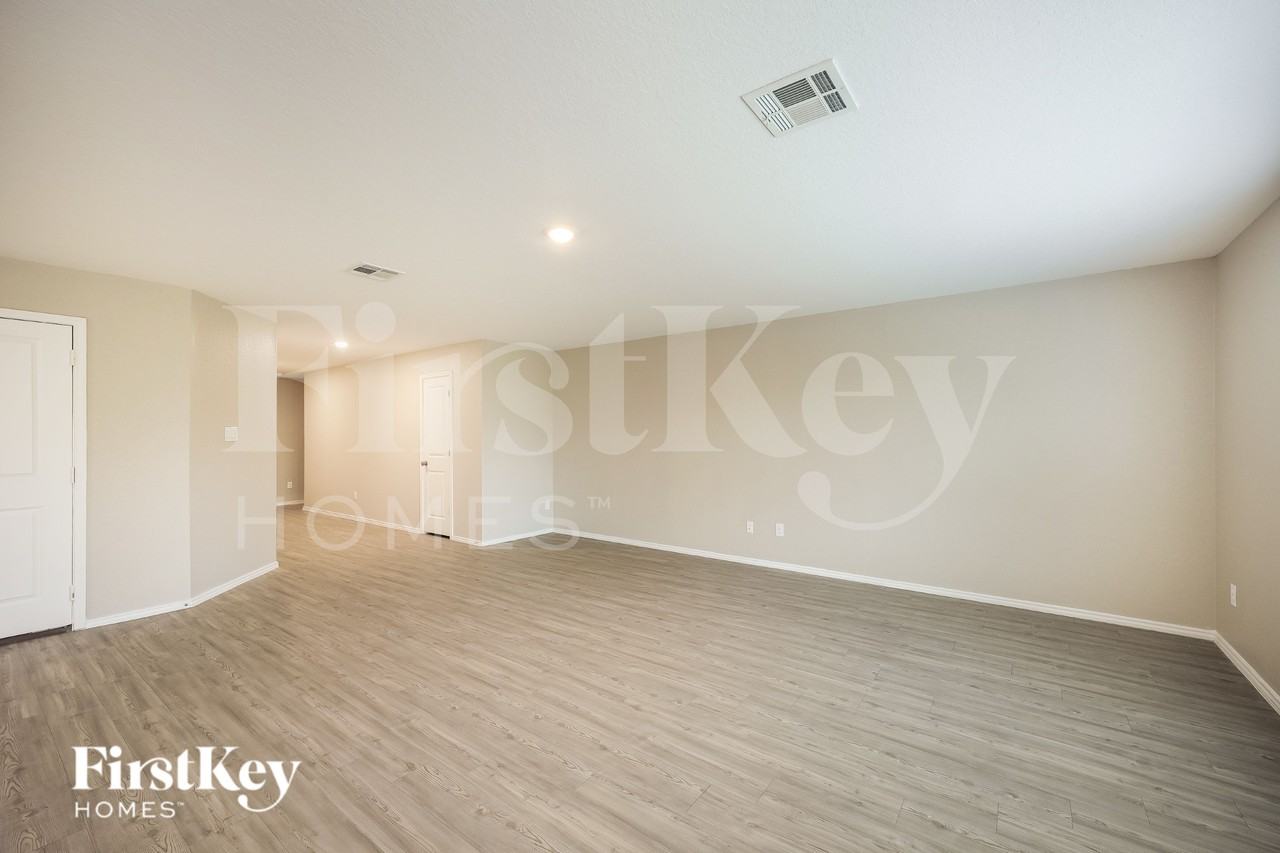 10615 Mcclintock Dr - Photo 4 of 19