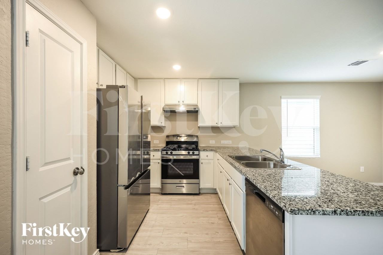 10615 Mcclintock Dr - Photo 6 of 19