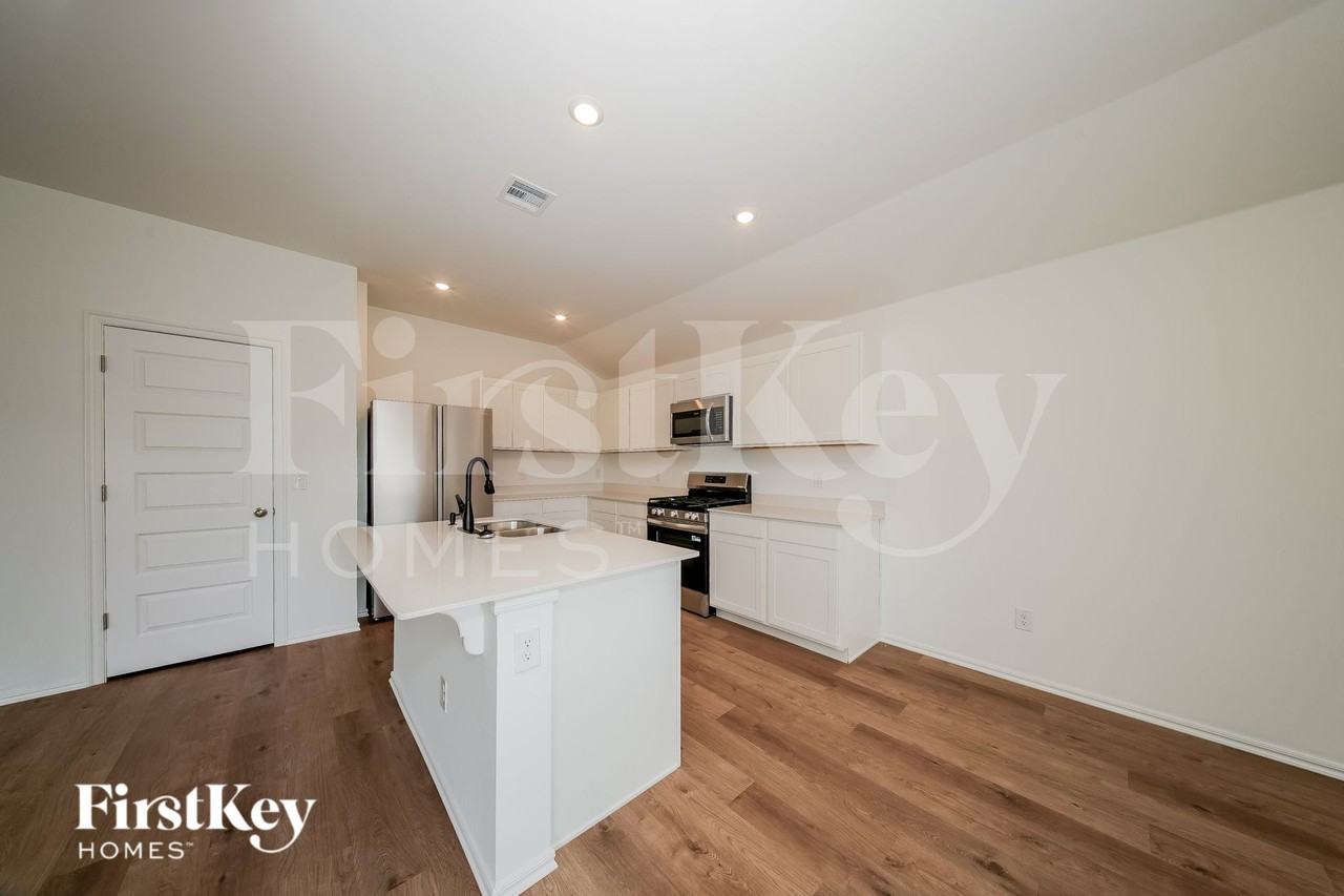 433 Labelle Ln - Photo 7 of 19