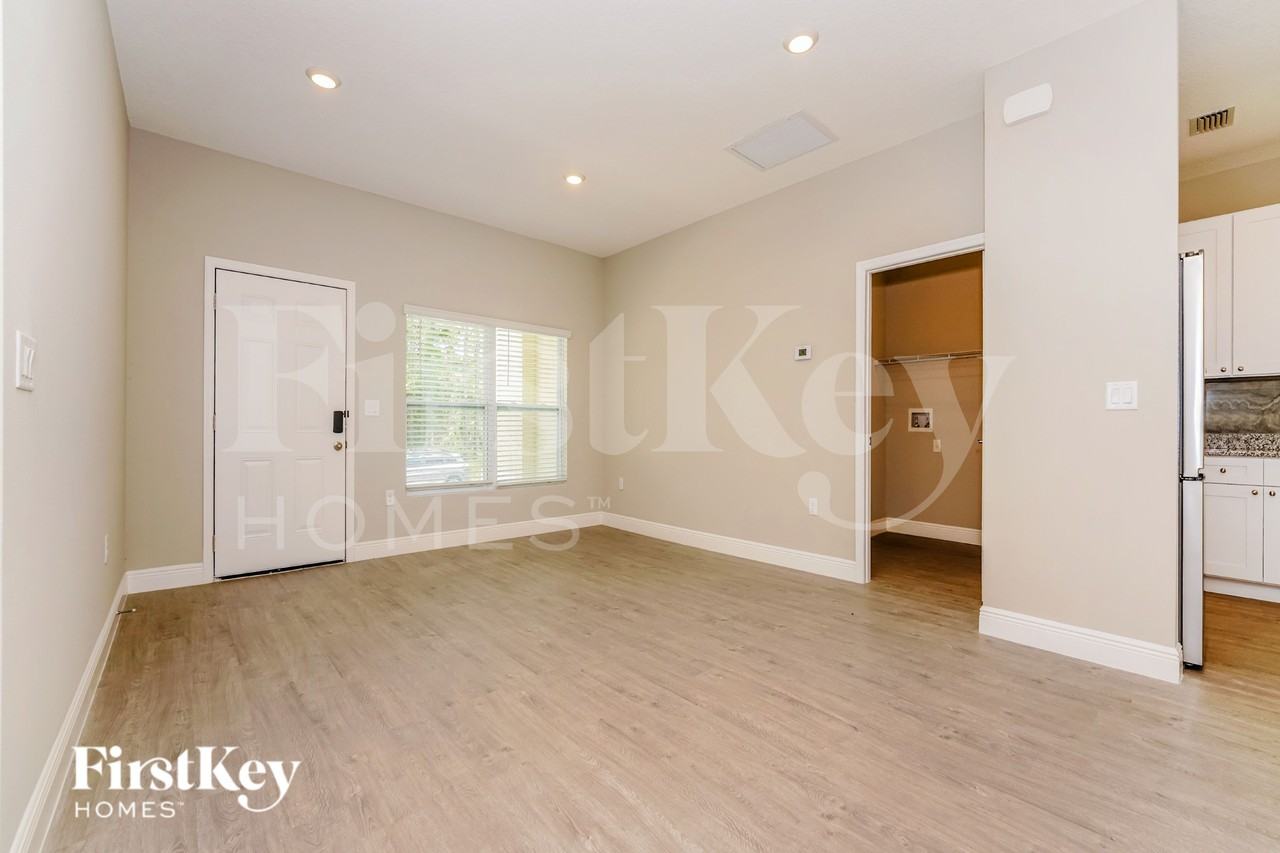 446 Reading Street Southeast - Photo 2 of 16