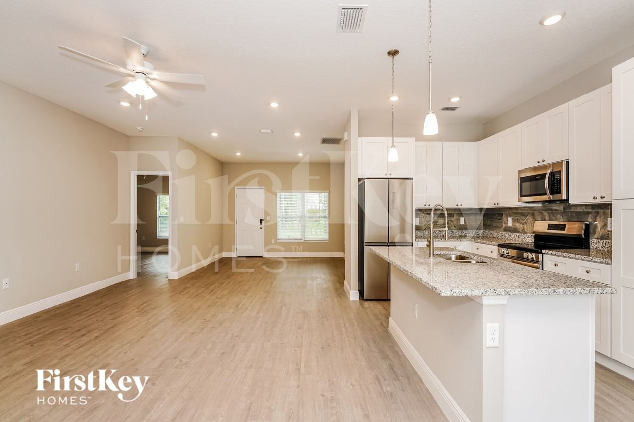 446 Reading Street Southeast - Photo 3 of 16