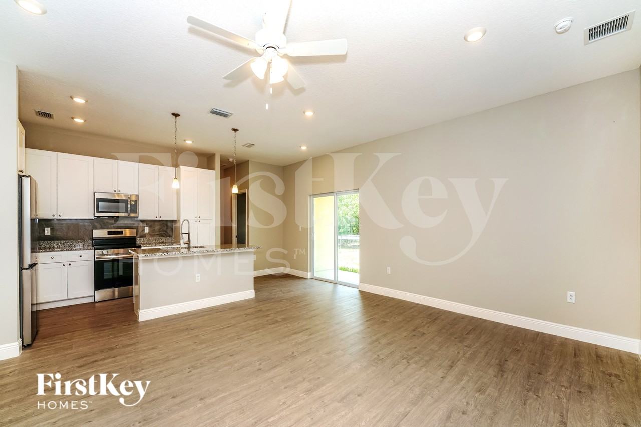 446 Reading Street Southeast - Photo 4 of 16