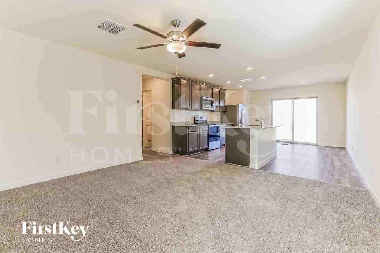 1032 W 20th St - Photo 2 of 16