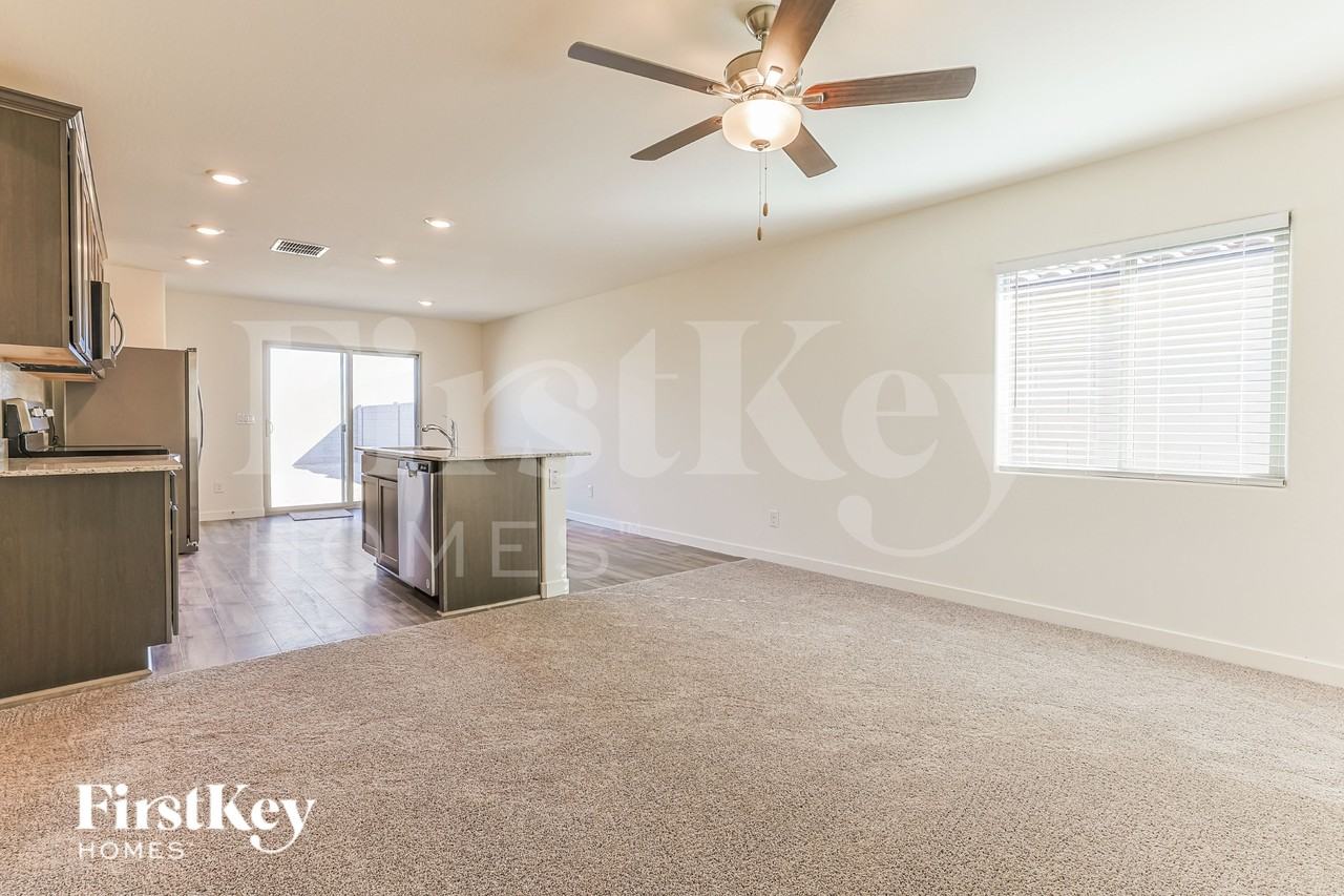 1032 W 20th St - Photo 3 of 16