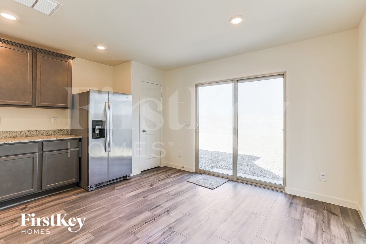 1032 W 20th St - Photo 4 of 16