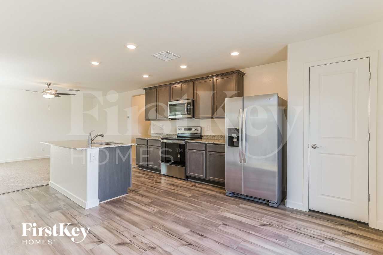 1032 W 20th St - Photo 5 of 16